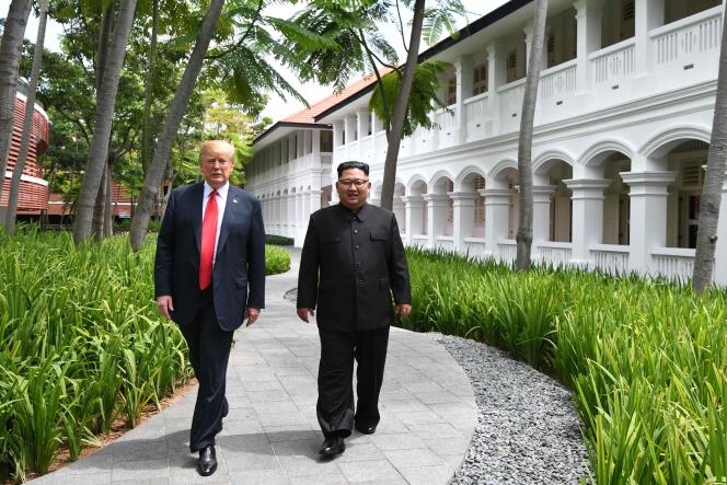 Donald Trump et Kim Jong-un dans les jardins de l’hotel Capella, le 12 juin à Singapour.
