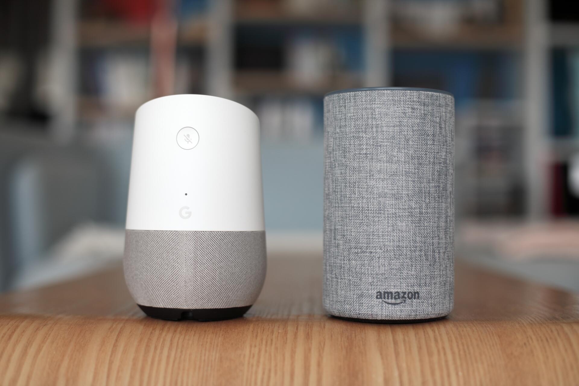 Les enceintes Google Home et Amazon Echo, un peu plus volumineuses qu’une canette de soda.