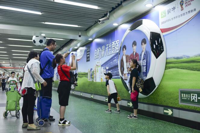 Dans le métro de Pékin, une publicité pour la marque Mengniu, qui a obtenu les droits exclusifs sur la distribution des produits laitiers durant le Mondial.