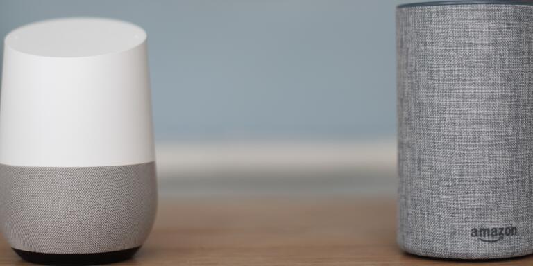 Deux enceintes connectées : la Home de Google et l’Echo d’Amazon.