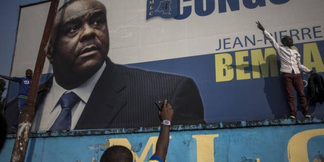 Des partisans de Jean-Pierre Bemba célèbrent son acquittement, à Kinshasa, en RDC, le 8 juin 2018.