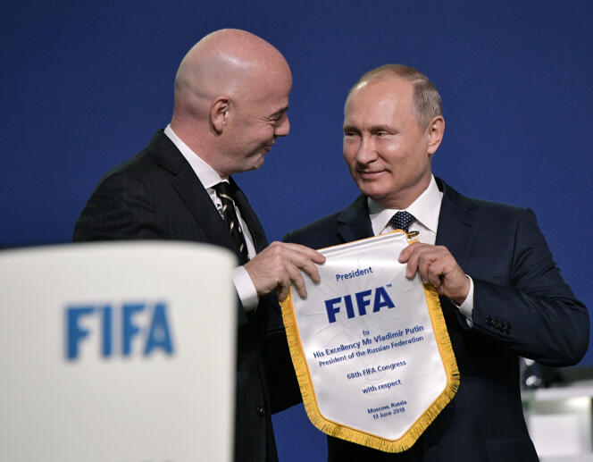 Gianni Infantino, le président de la FIFA (à gauche), et Vladimir Poutine, président de la Russie, lors du 68e congrès de la FIFA, mercredi 13 juin à Moscou.