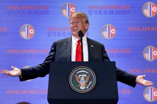 EVAN VUCCI / AP Donald Trump lors d’une conférence de presse, à la suite de la signature de l’accord avec le leader nord-coréen Kim Jong-un, à Singapour, le 12 juin.