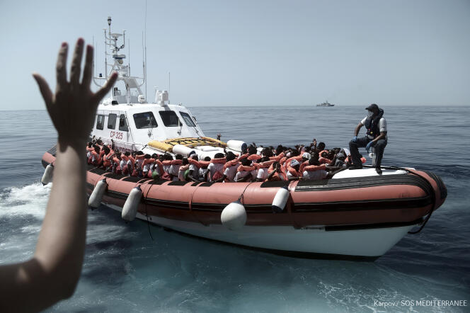 Transfert des migrants depuis l’« Aquarius » sur un bâtiment des gardes-côtes italiens à destination de l’Espagne, le 12 juin.