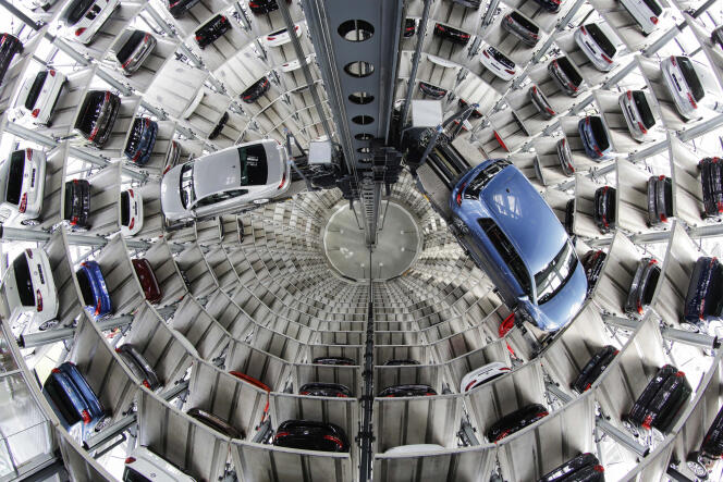 Le 28 avril 2016, des voitures Volkswagen sont présentées aux médias dans une tour de livraison à Wolfsburg, en Allemagne.