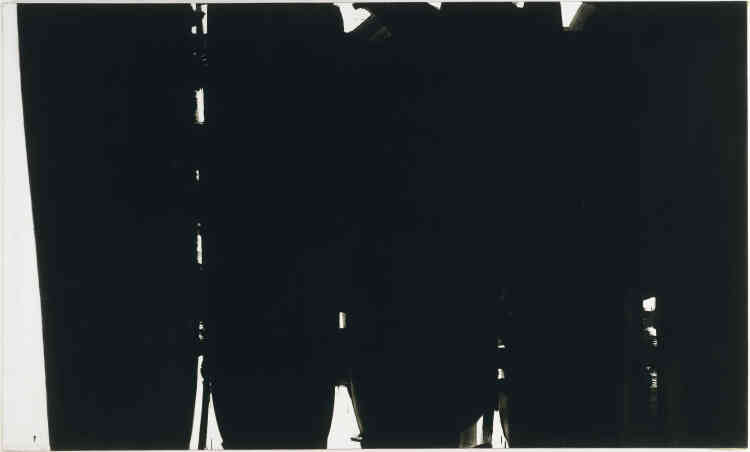 « De 1968 à 1971, le peintre choisit de très grands formats horizontaux, induisant une autre manière de penser la peinture. Dans ce tableau monumental, les traces de coulures indiquent que l’œuvre, travaillée à plat, a été tournée et posée à la verticale au moment du séchage. L’accumulation successive des couches de noir assure un jeu de contrastes avec les trouées blanches. Ce grand rideau noir, percé de blanc, impose au spectateur un nouveau rythme de lecture de l’œuvre, qui va des tonalités les plus sombres aux plus claires. Cette composition assurément dissymétrique est peinte en mai 1968 dans le Quartier latin, alors foyer des émeutes qui bouleversent la France. »