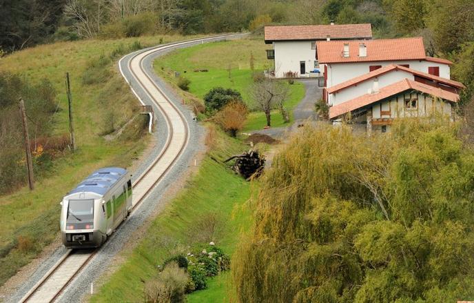 Un TER de la région Aquitaine entre Bayonne et Saint-Jean-Pied-de-Port, le 22 novembre 2015.