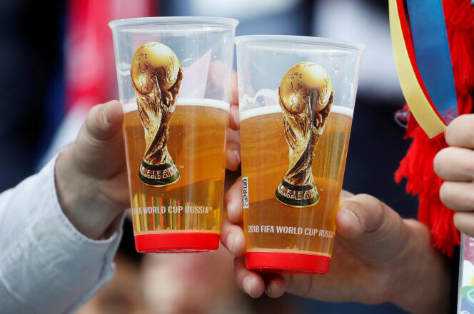 Deux fans et leurs bières pendant la Coupe du monde de football à Moscou, le 14 juin.