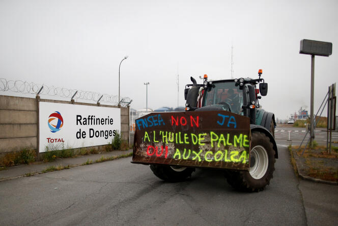 Blocage de la raffinerie Total de Donges (Loire-Atlantique) par les syndicalistes de la FNSEA, le 11 juin.