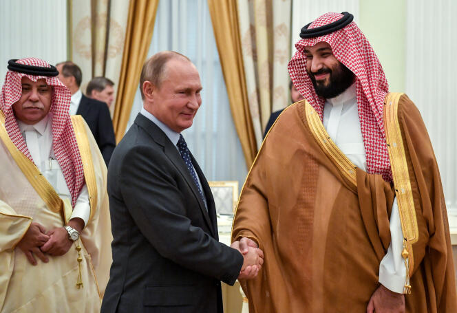 Vladimir Poutine, aux côtés du prince héritier saoudien Mohammed Ben Salman, le 14 juin à Moscou.