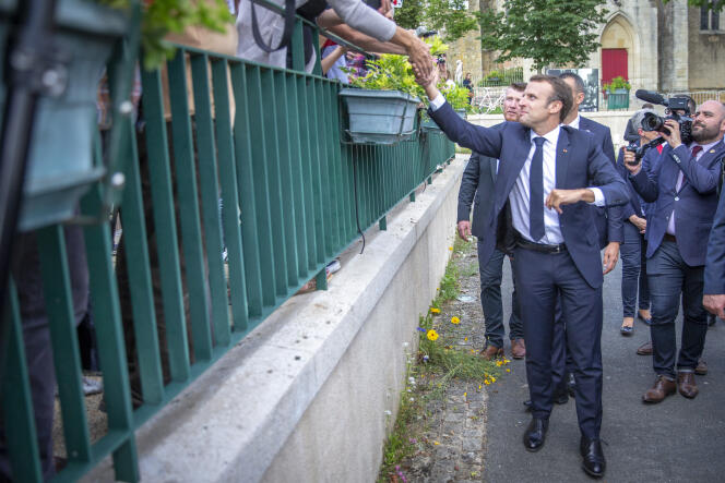 Emmanuel Macron salue les habitants de Mouilleron-Saint-Germain (Vendée), le 13 juin.