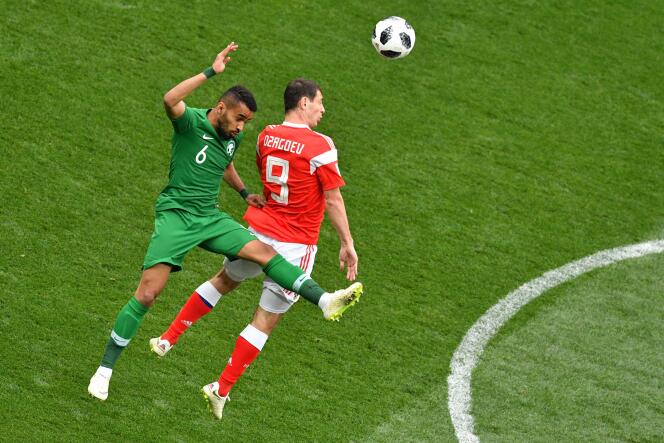 Le défenseur saoudien Mohammed Al-Breik au duel avec le milieu de terrain Alan Dzagoev, jeudi 14 juin, en match d’ouverture du Mondial 2018.