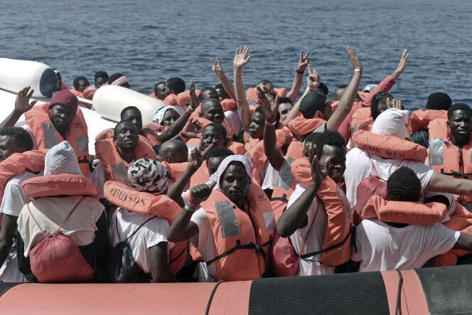 Un navire de gardes-côtes italiens transporte une partie des migrants de l’« Aquarius », vers Valence (Espagne), le 12 juin.