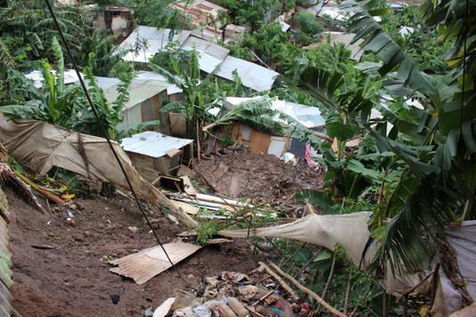 A Koungou sur l’île de Mayotte, dans un bidonville où de fortes pluies ont provoqué un glissement de terrain, le 11 janvier 2018.