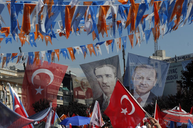 Les portraits de Mustafa Kemal Ataturk et du président Erdogan dans les rues de Yalova (Turquie), lors d’un meeting, le 14 juin.