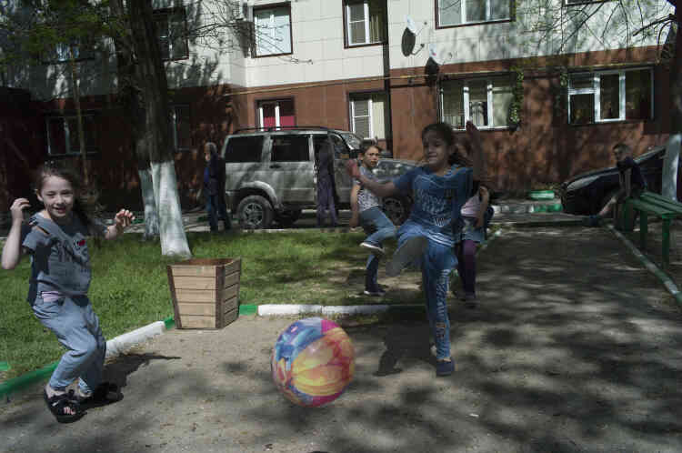 Partie de foot improvisée dans les rues de Grozny.