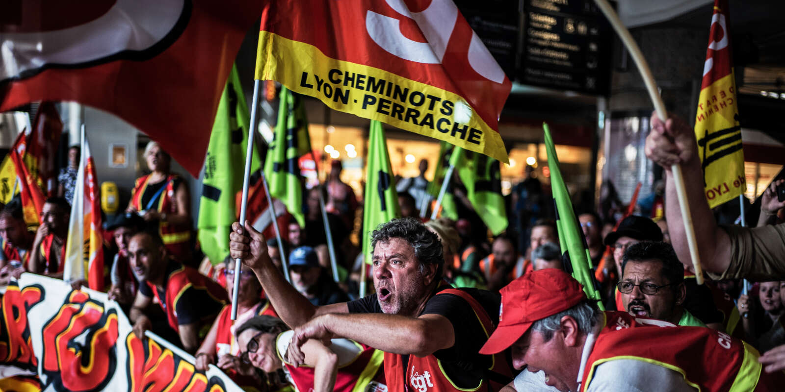 Des cheminots manifestent contre la réforme ferroviaire à la gare de Lyon-Part-Dieu, le 12 juin.