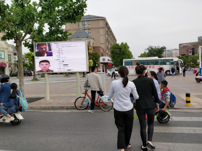 Les visages de MM. Jiang et Li ont été affichés sur des écrans dans la ville de Suqian (Chine), parce qu’ils avaient traversé au rouge, en mai.
