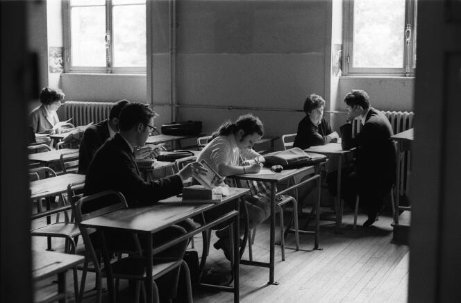 Des lycéens passent le baccalauréat le 27 juin 1968 dans un des 80 centres de l'académie de Paris. La tenue des examens ayant été perturbée en raison des événements de mai 1968, les épreuves se font uniquement à l'oral.