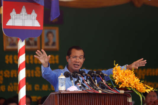 Le premier ministre cambodgien, Hun Sen, lors dâun discours auxÂ ouvriers dâune manufacture de textile, dans la province de Kandal, leÂ 30 mai 2018.