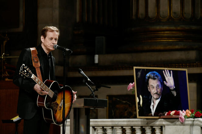 Le chanteur Chris Evans durant la messe célébrée en hommage à Johnny Hallyday à l’église de la Madeleine à Paris, le 15 juin 2018.
