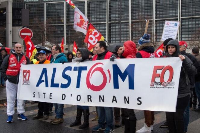 Manifestation des salariés d’Alstom devant Bercy, le ministère de l’économie, en 2015, pour la préservation de l’emploi, après le rachat de GE.