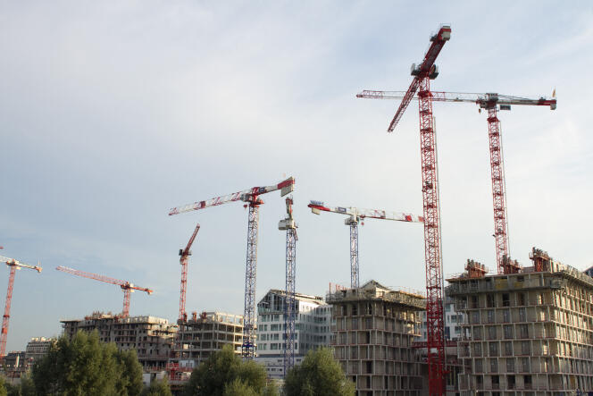 « A l’échéance de 2024, les coûts générés par les logements acquis ou construits en 2009 sous le régime Scellier devrait atteindre 3,9 milliards » (Quartier Clichy-Les Batignolles en chantier à Paris).
