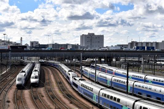 GÉRARD JULIEN / AFP Des trains à grande vitesse stationnés à proximité du périphérique parisien, lors de deux jours de grève des employés de la SNCF, en avril 2018.