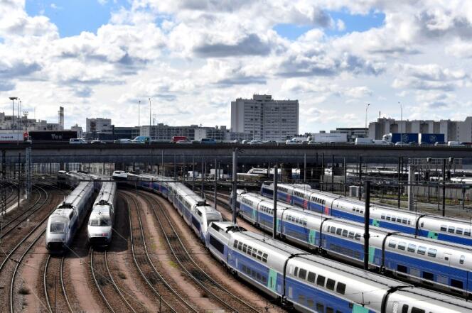 Des trains à grande vitesse stationnés à proximité du périphérique parisien, lors de deux jours de grève des employés de la SNCF, en avril 2018.