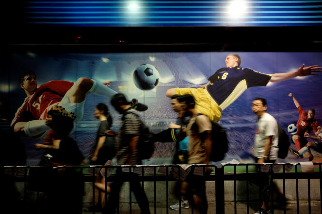 Une publicité pour les paris sportifs à Hongkong, le 8 juin. Lagardère Sports vient de perdre les droits de diffusion des matchs de la confédération asiatique de football.