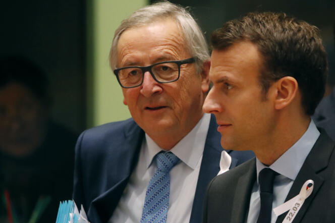 Le président de la Commission européenne, Jean-Claude Juncker, avec le président français, Emmanuel Macron, à Bruxelles, le 22 mars.