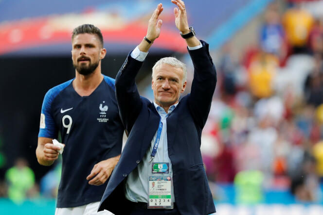 Didier Deschamps et Olivier Giroud (en arrière plan) après la victoire de la France contre l’Australie, le 16 juin 2018