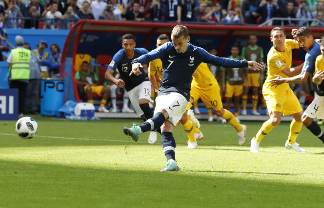 Antoine Griezmann marque pour la France lors d’un tir de penalty.