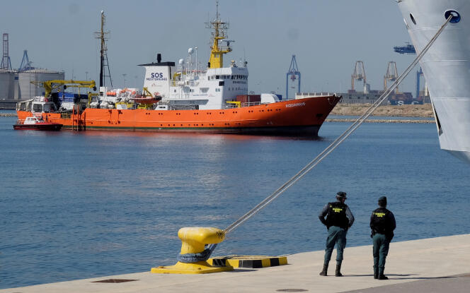 L’« Aquarius » à son entrée dans le port de Valence, le 17 juin.
