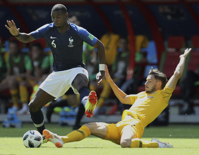 Paul Pogba aux prises avec Mathew Leckie, lors du match France-Australie, le 16 juin à Kazan.