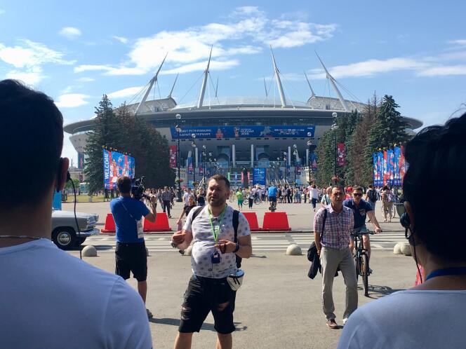 Devant le stade de Saint-Pétersbourg, où se déroulent sept matchs du Mondial 2018.