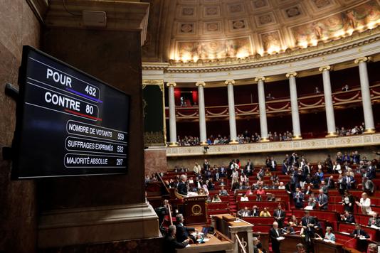 BENOIT TESSIER / REUTERS Résultat du vote de la loi sur la réforme de la SNCF à l’Assemblée nationale, le 13 juin.