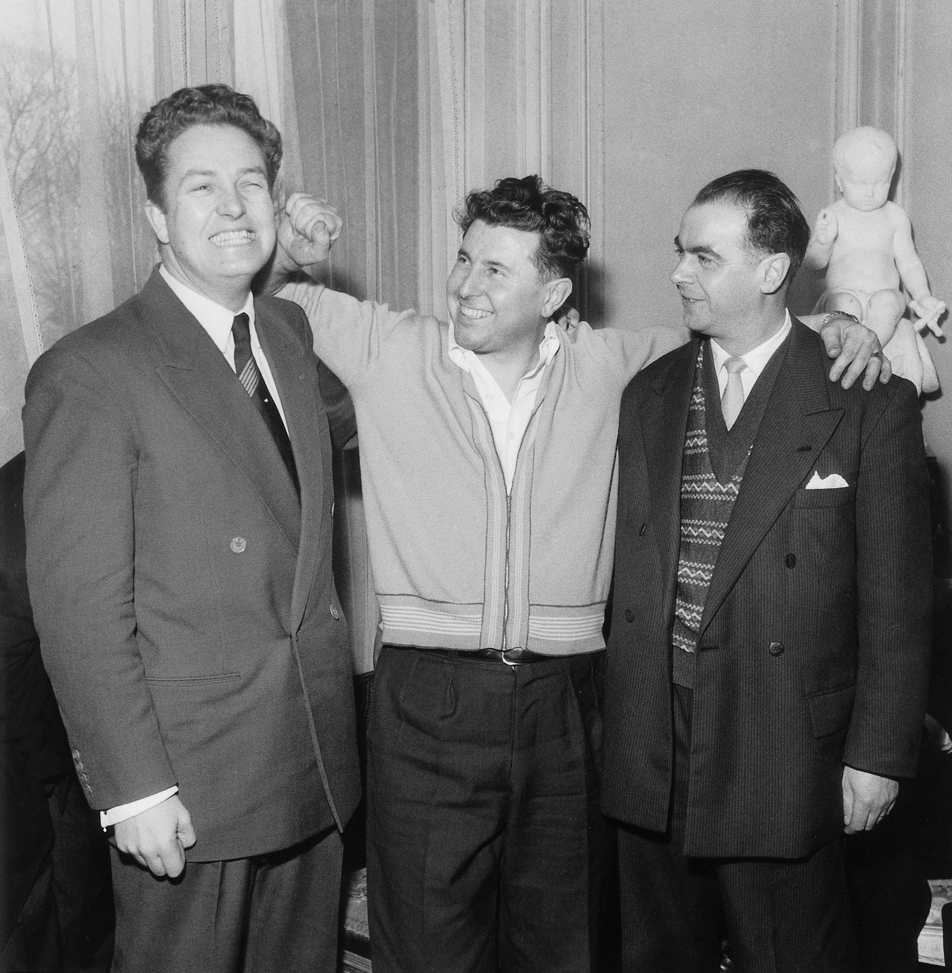 De gauche à droite : Jean-Marie Le Pen, Pierre Poujade et André Gayard, en janvier 1956.