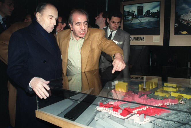 François Mitterrand écoute les explications de l'architecte Roland Castro devant la maquette d'une cité de banlieue, le 4 décembre 1990.