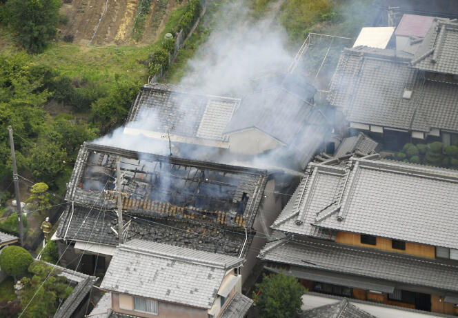 De la fumée s’élève d’une maison dans la province d’Osaka, quelques minutes après le tremblement de terre du 18 juin.