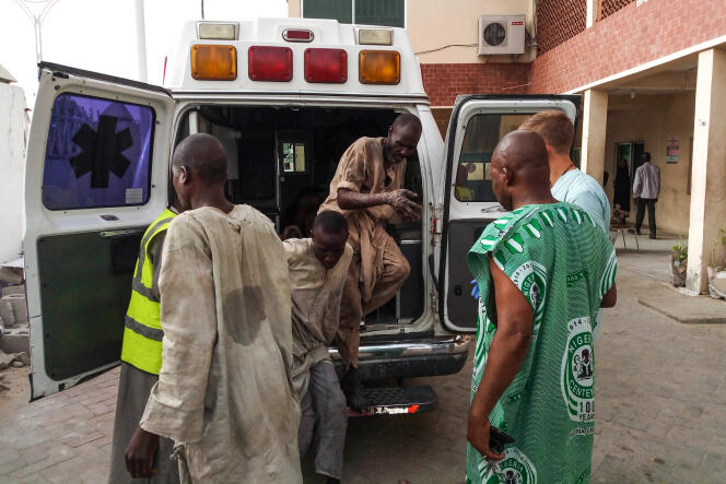 Des blessés après un attentat-suicide arrivent à l’hôpital de Maiduguri, le 15 mai 2018.