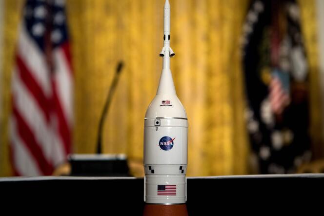 Une maquette de fusée avant le Conseil national spatial organisé le 18 juin à la Maison Blanche.