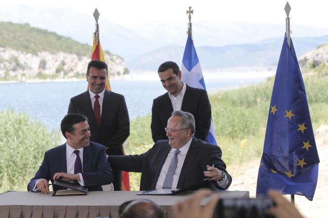 Le premier ministre grec Alexis Tsipras et son homologue macédonien Zoran Zaev assistent à la signature de l’accord par les ministres des affaires étrangères des deux pays, à Psarades, le 17 juin.
