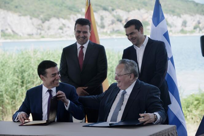 Le ministre grec des affaires étrangères, Nikos Kotzias (au premier plan, à droite), et son homologue macédonien, Nikola Dimitrov (au premier plan, à gauche), lors de la signature de l’accord instituant le nom de « République de Macédoine du Nord ». A l’arrière-plan, les premiers ministres grec Alexis Tsipras (à droite) et macédonien, Zoran Zaev. Le 17 juin 2018, en Macédoine.