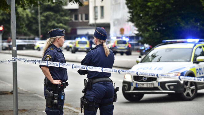 Des officiers de police dans le centre de la ville de Malmö, en Suède, dans la soirée du 18 juin.