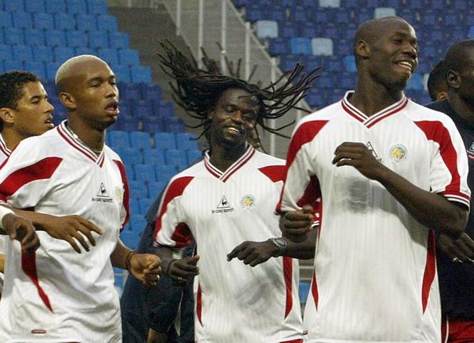 Les joueurs Sénégalais El-Hadji Diouf, Ferdinand Coly et Khalilou Fadiga, à l’entraînement, au stade de la Coupe du monde de Suwon (Corée du Sud), le 10 juin 2002.
