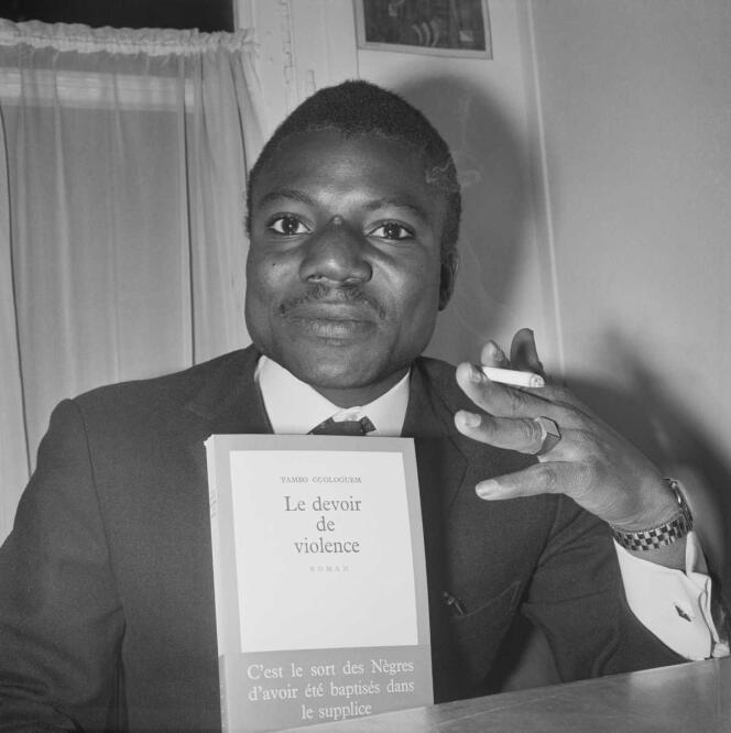 Yambo Ouologuem pose avec son roman, qui vient d’emporter le prix Renaudot, en novembre 1968.