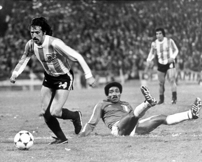 L’attaquant argentin Leopoldo Luque prend de vitesse le défenseur péruvien Rodolfo Manzo, au sol, le 21 juin 1978, à Rosario.