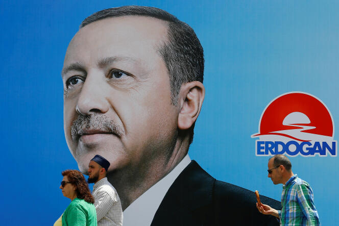 « A l’approche d’un scrutin crucial – législatives et présidentielle – le 24 juin, le « Reis » (« le chef », l’un de ses surnoms) s’est sans doute laissé convaincre de l’urgence d’agir face au risque de crise monétaire » (Affiche électorale, le 19 juin, à Istanbul).