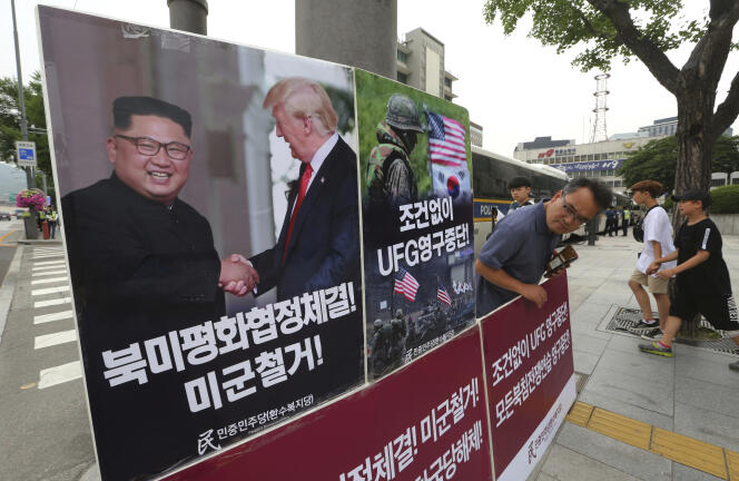 Des affiches en opposition aux exercices militaires conjoints entre la Corée du Sud et les Etats-Unis, devant l’ambassade américaine à Séoul, le 19 juin.